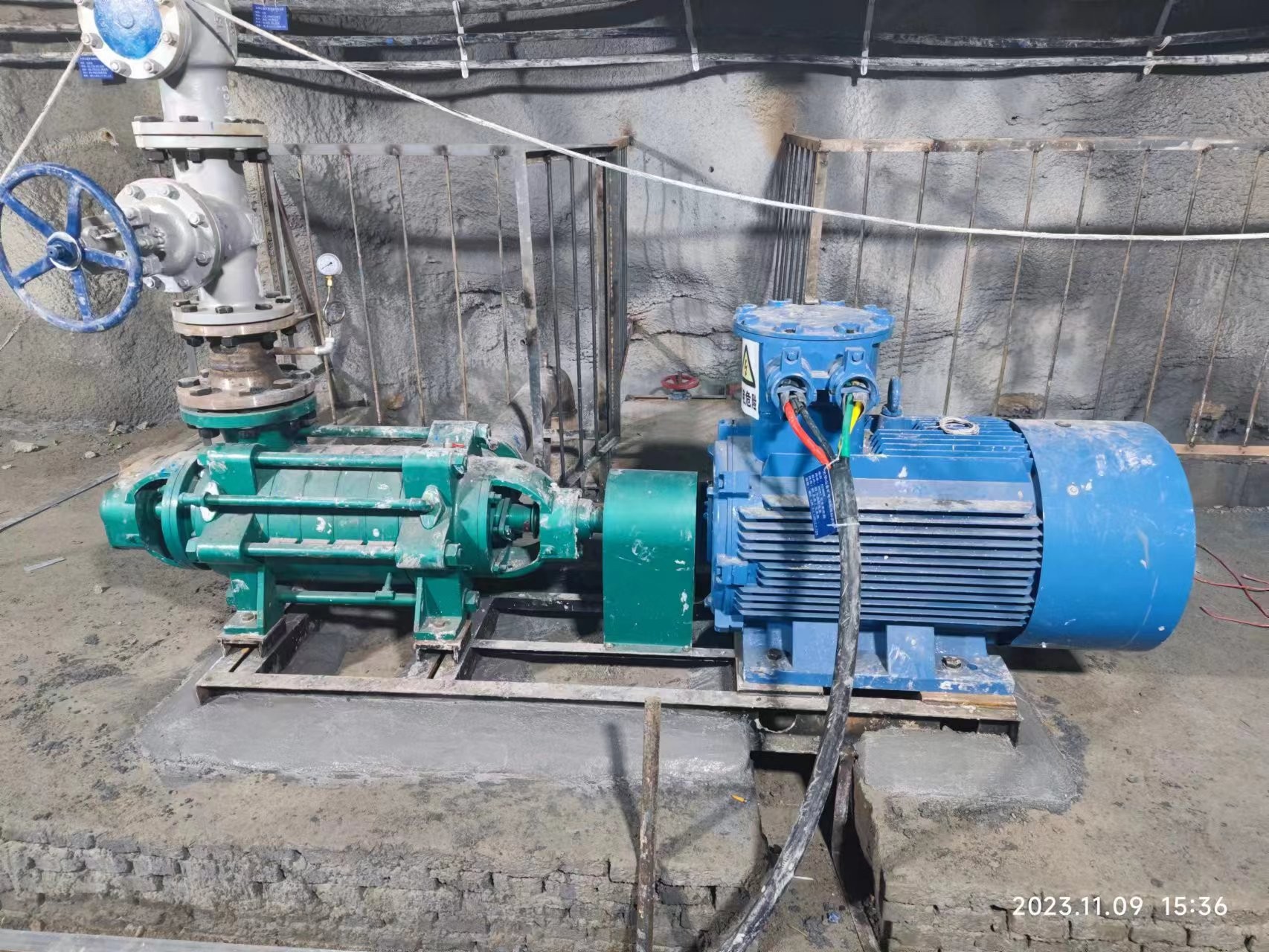 河南某金礦主排水泵安裝完成，即將投入使用